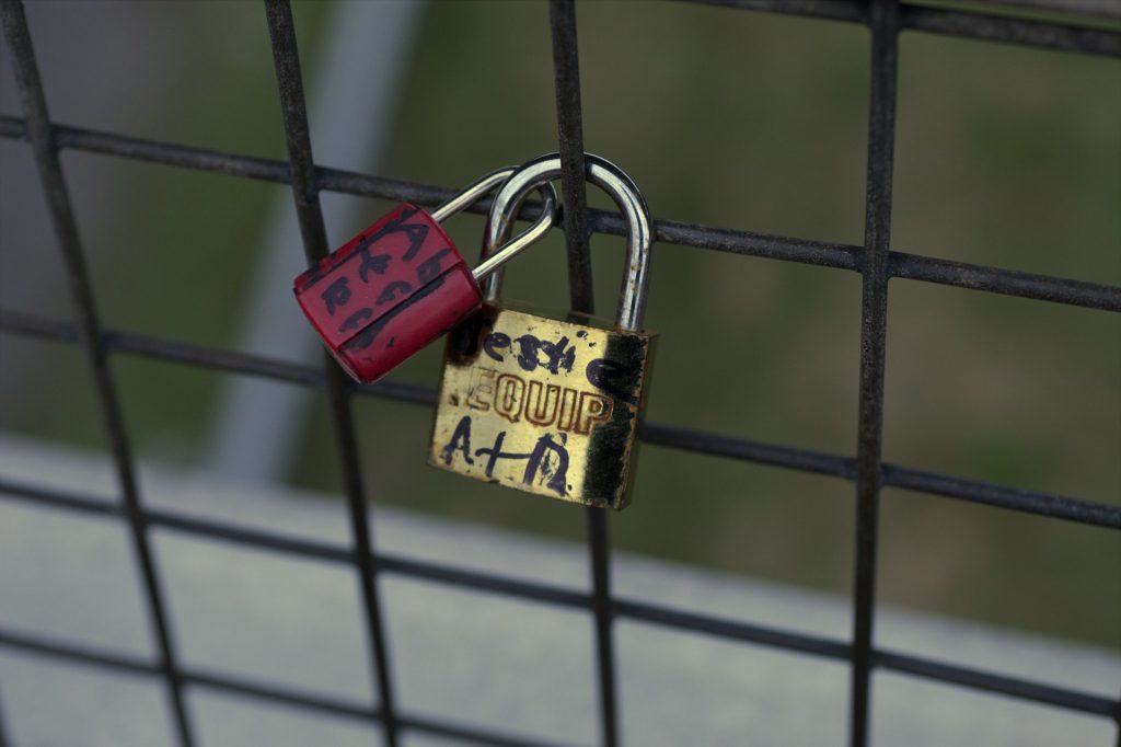 padlock to show the binding nature of an moa vs the non binding nature of an mou in malaysia
